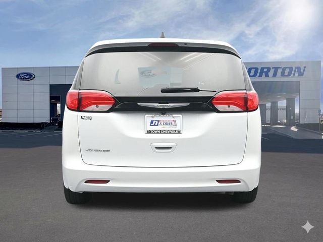 2022 Chrysler Voyager LX