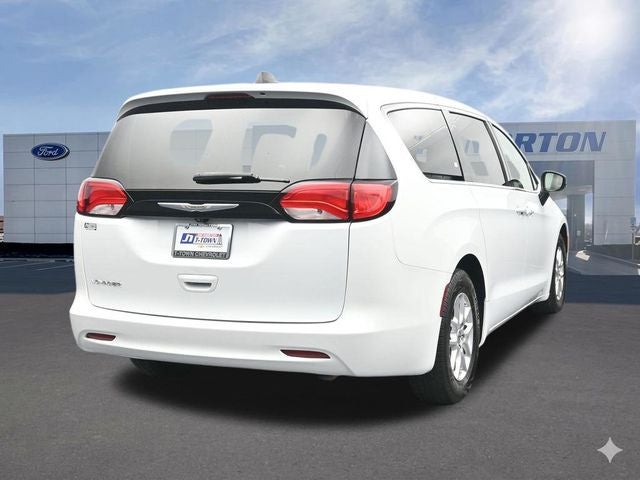 2022 Chrysler Voyager LX