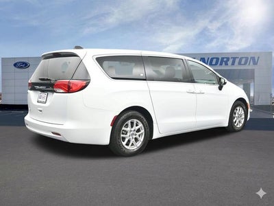 2022 Chrysler Voyager LX