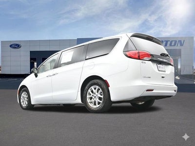 2022 Chrysler Voyager LX