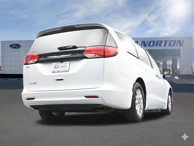 2022 Chrysler Voyager LX