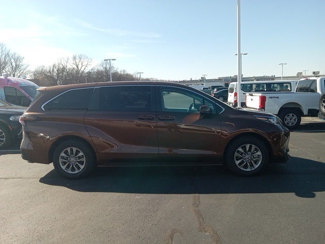 2024 Toyota Sienna LE 8 Passenger